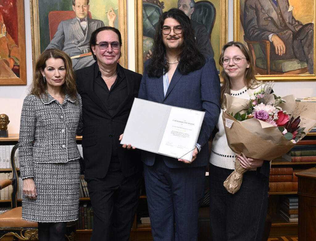 Bild på Lars Kepler Foundation och RFSL Ungdoms representanter