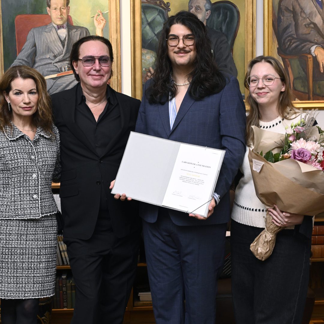 Bild på Lars Kepler Foundation och RFSL Ungdoms representanter