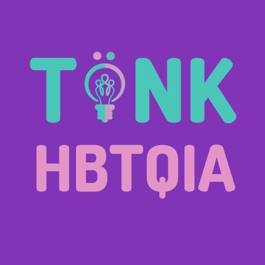 Logga för Tänk HBTQIA mot lila bakgrund. Det står "Tänk HBTQIA" i ljusgrön och ljusrosa text där Ä:et ersatts med en glödlampa.