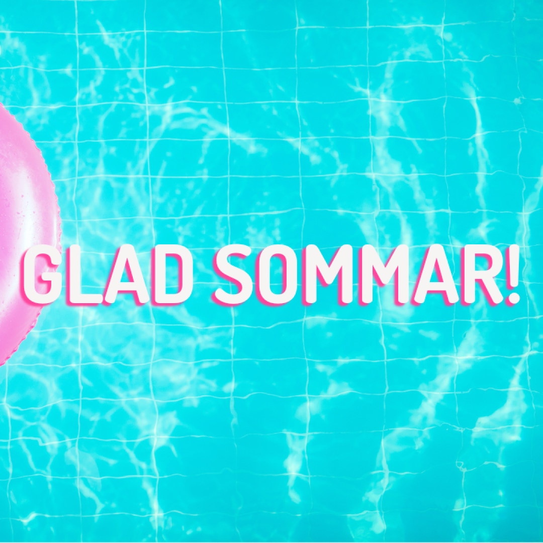 Foto på en rosa badring i en pool med turkost kakel. Mit i bild står det "Glad sommar!" i vit text med en rosa skugga.